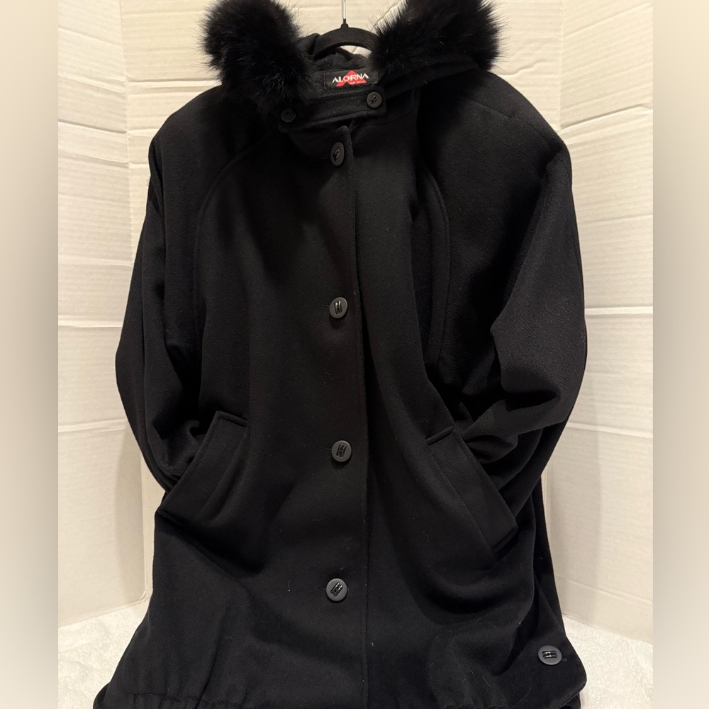 Super cute women’s long parka with fur hood